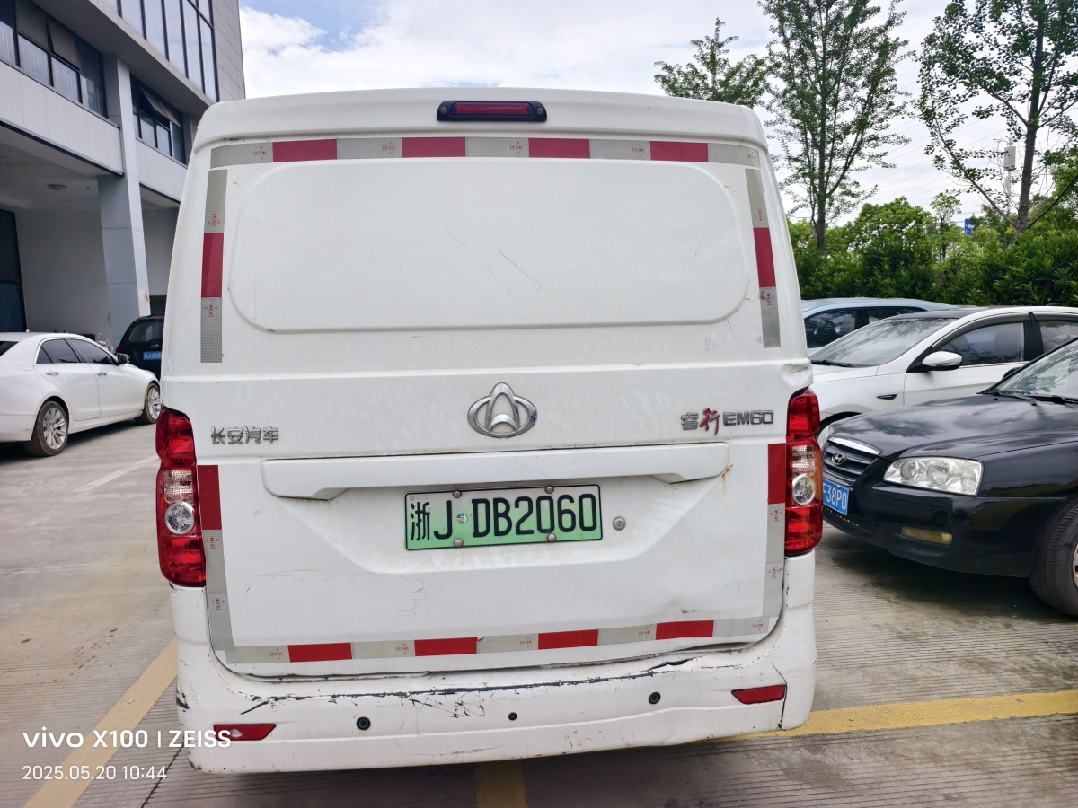 長(zhǎng)安歐尚 長(zhǎng)安睿行EM60  2023款 純電動(dòng)廂式運(yùn)輸車4525車長(zhǎng)平頂背掀門2座60kW 38.7kWh圖片