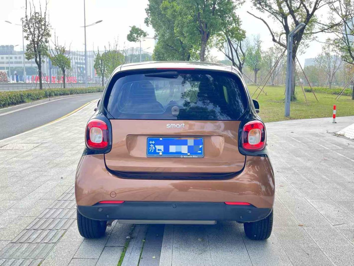 smart fortwo  2017款 0.9T 66千瓦灰引力特別版圖片