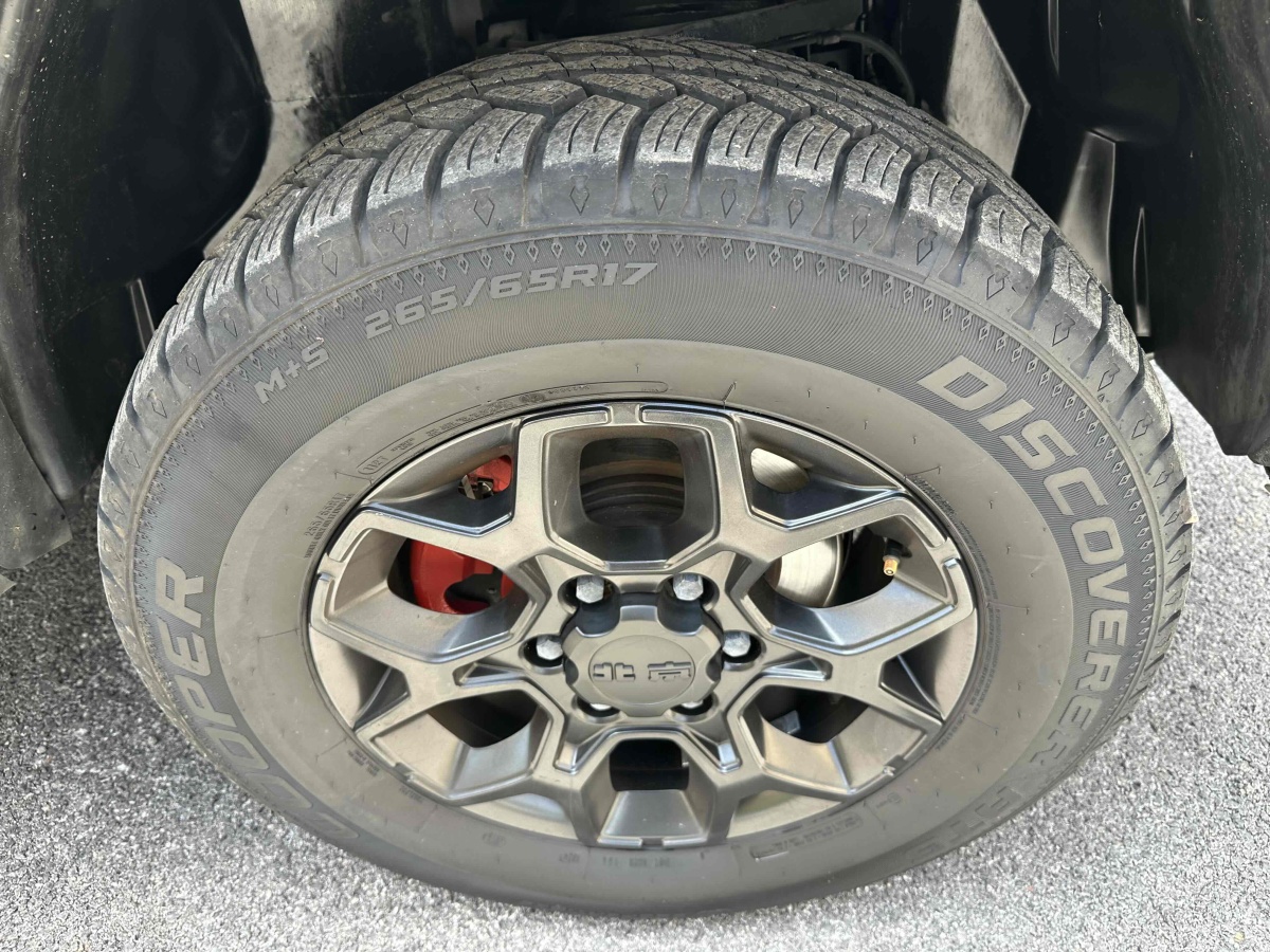 北京 BJ40  2023款 2.0D 自動(dòng)四驅(qū)刀鋒英雄版?zhèn)b客型圖片