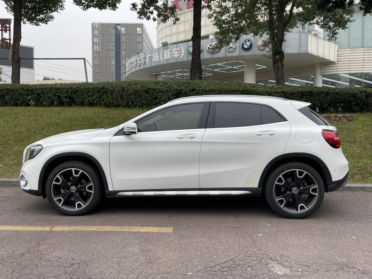 奔馳 奔馳GLA  2017款 GLA 220 4MATIC 時(shí)尚型圖片