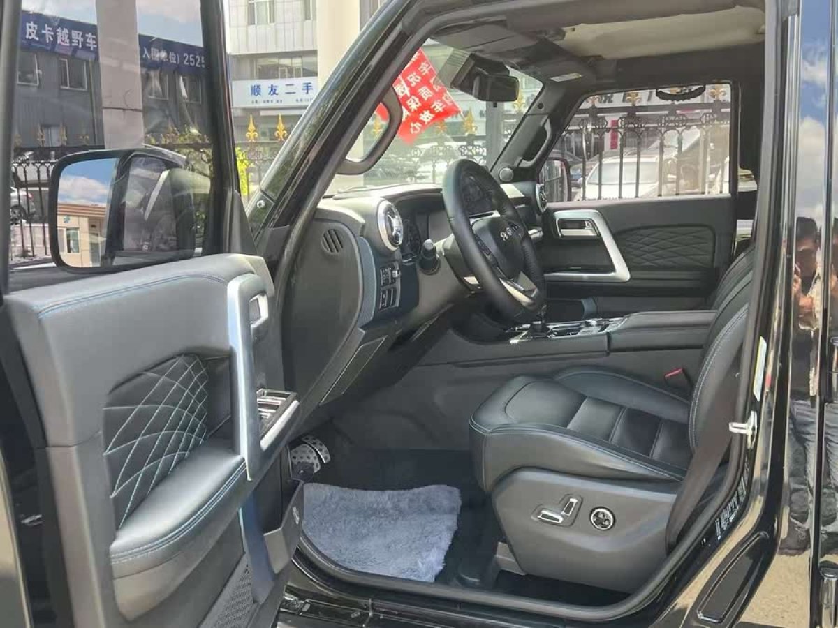 北京 BJ40  2023款 2.0T 自動(dòng)四驅(qū)城市獵人版?zhèn)b客型圖片