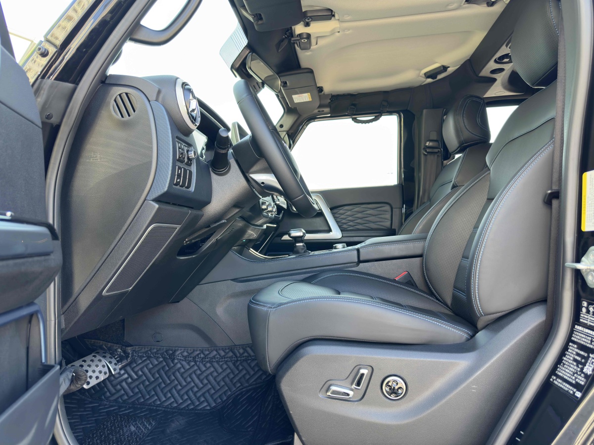 北京 BJ40  2023款 2.0T 自動(dòng)四驅(qū)城市獵人版?zhèn)b客型圖片