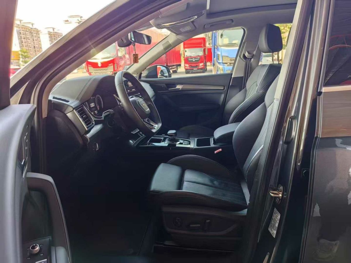 奧迪 奧迪Q5 e-tron  2022款 40 e-tron 星耀型 機(jī)甲套裝圖片