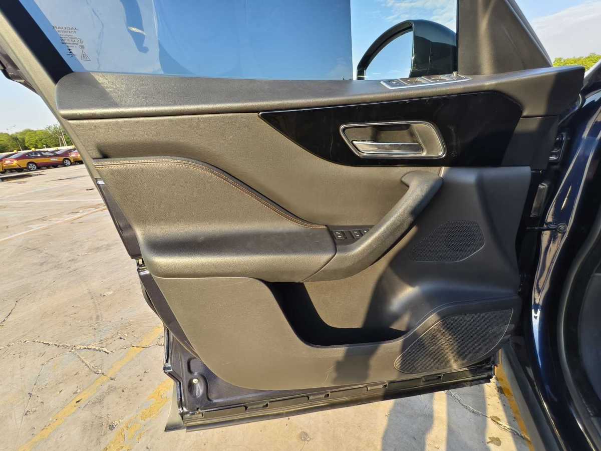 捷豹 F-PACE  2016款 2.0T 兩驅(qū)都市尊享版圖片