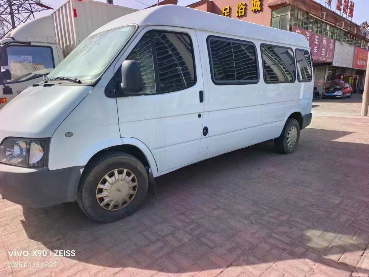 福特 經(jīng)典全順  2015款 2.4L長(zhǎng)軸15座中頂客車4G64S4N圖片