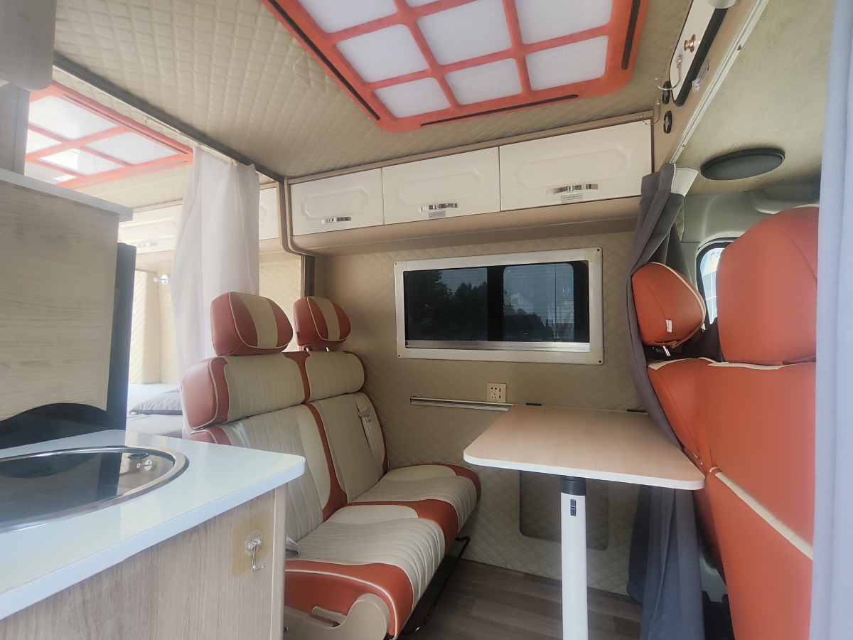 上汽大通 RV90  2021款 2.0T旅行家V90自行式B型房車豪華版縱床圖片