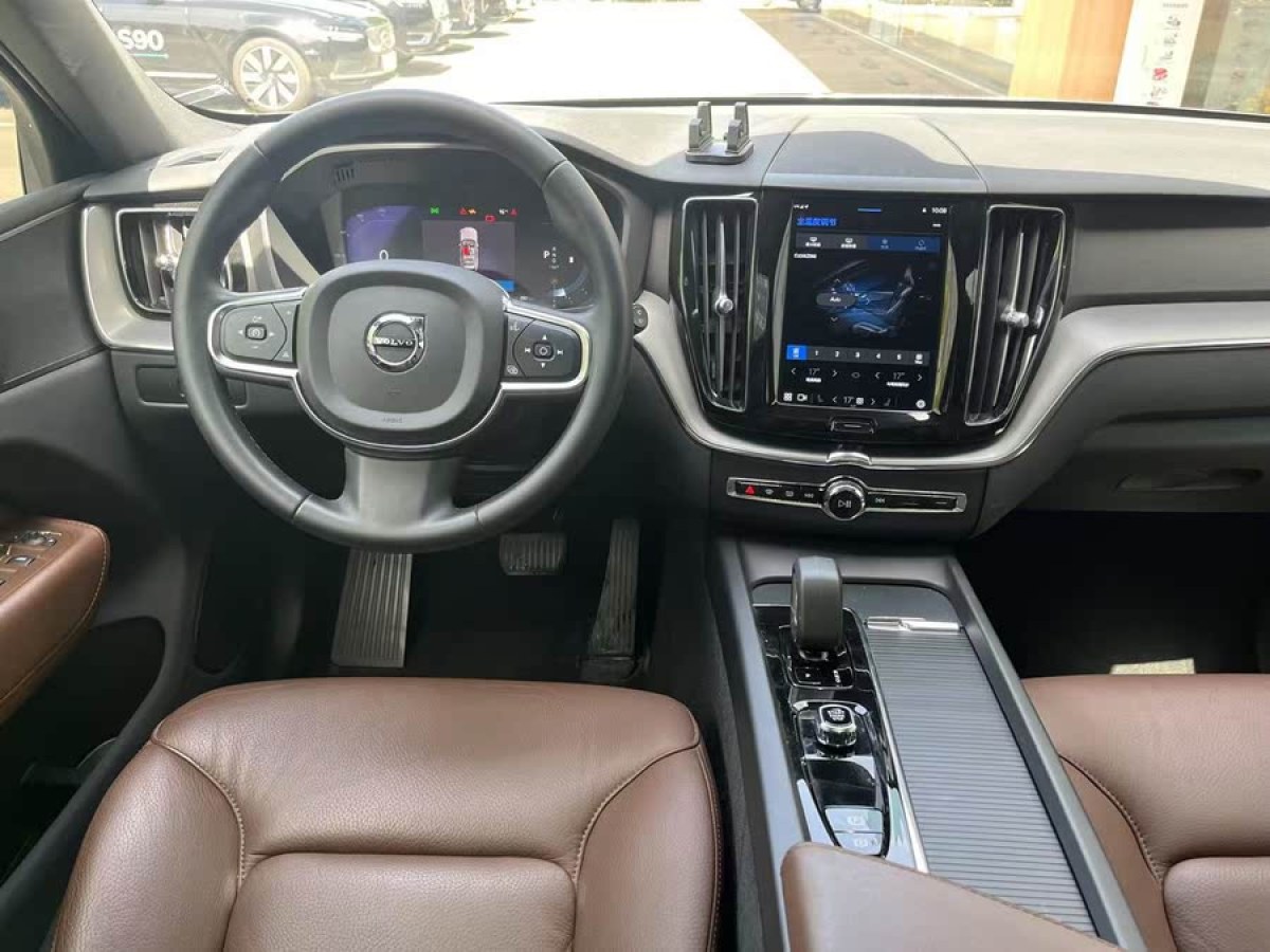 沃爾沃 XC60  2024款 B5 四驅(qū)智逸豪華版圖片
