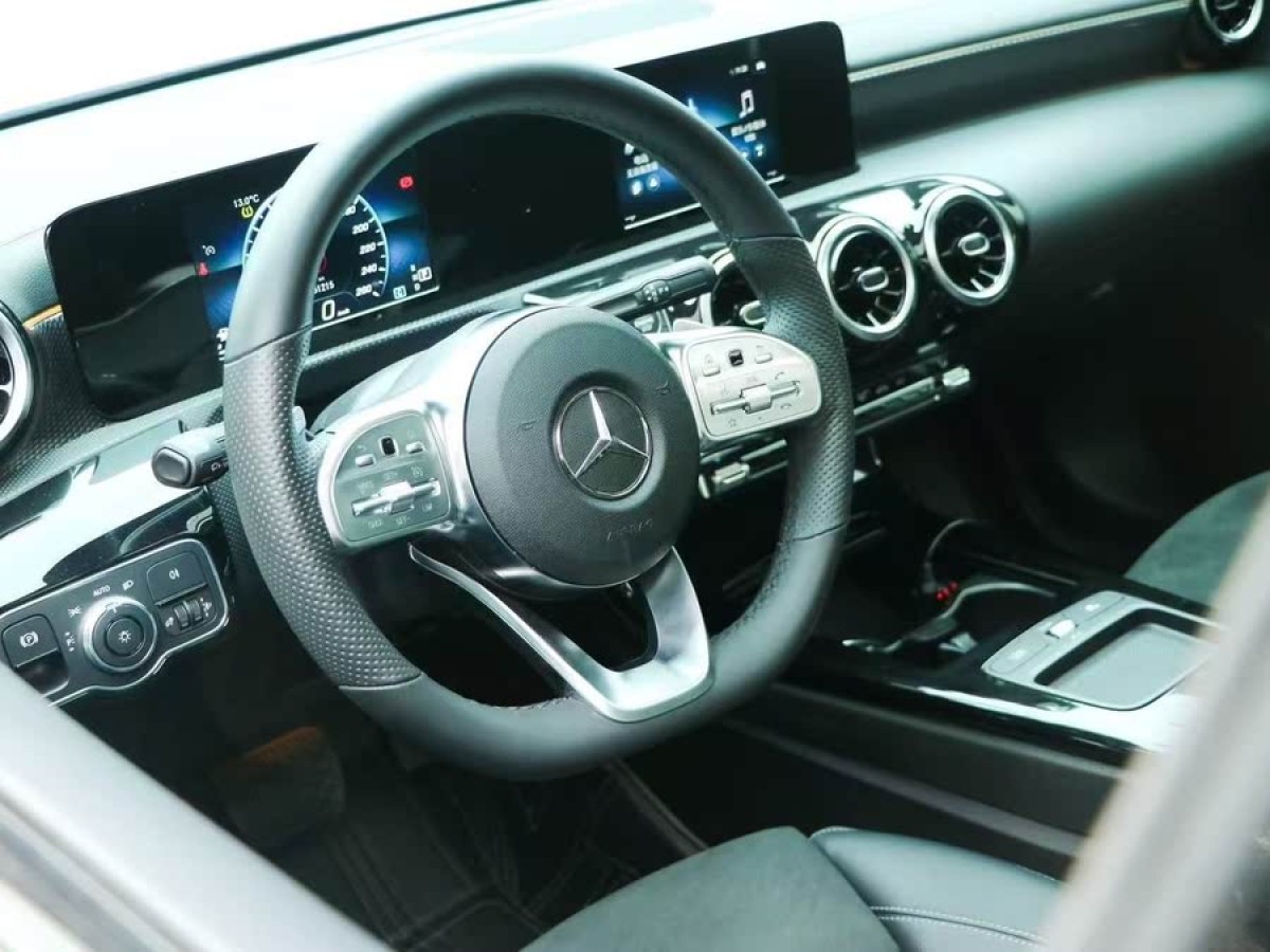 奔馳 奔馳A級  2020款 改款 A 180 L 運動轎車圖片