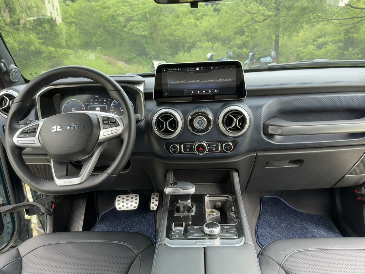 北京 BJ40  2020款 2.0T 自動四驅(qū)城市獵人版?zhèn)b客型圖片