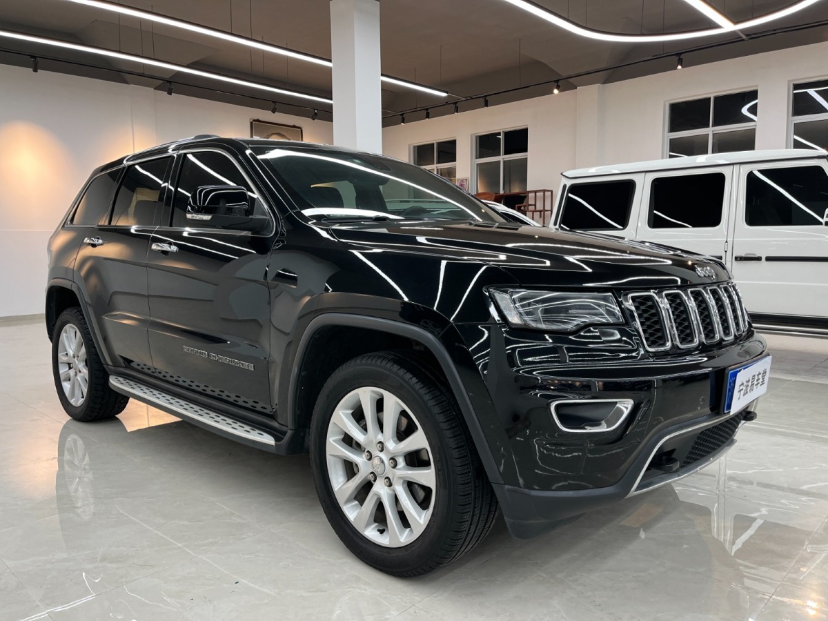 2018年7月Jeep 大切諾基  2017款 3.0L 舒享導(dǎo)航版