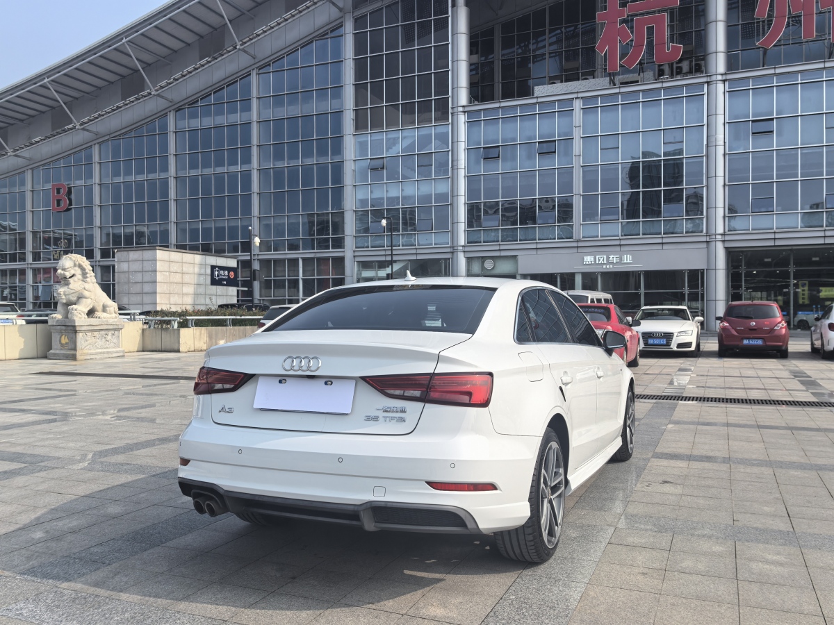 奧迪 奧迪A3  2018款 30周年年型 Limousine 35 TFSI 運(yùn)動(dòng)型圖片