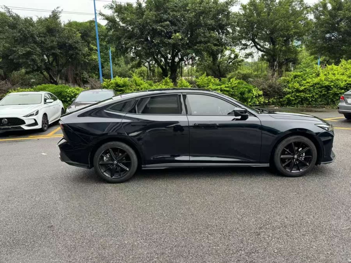 長(zhǎng)安 長(zhǎng)安UNI-V  2022款 1.5T 尊貴型圖片