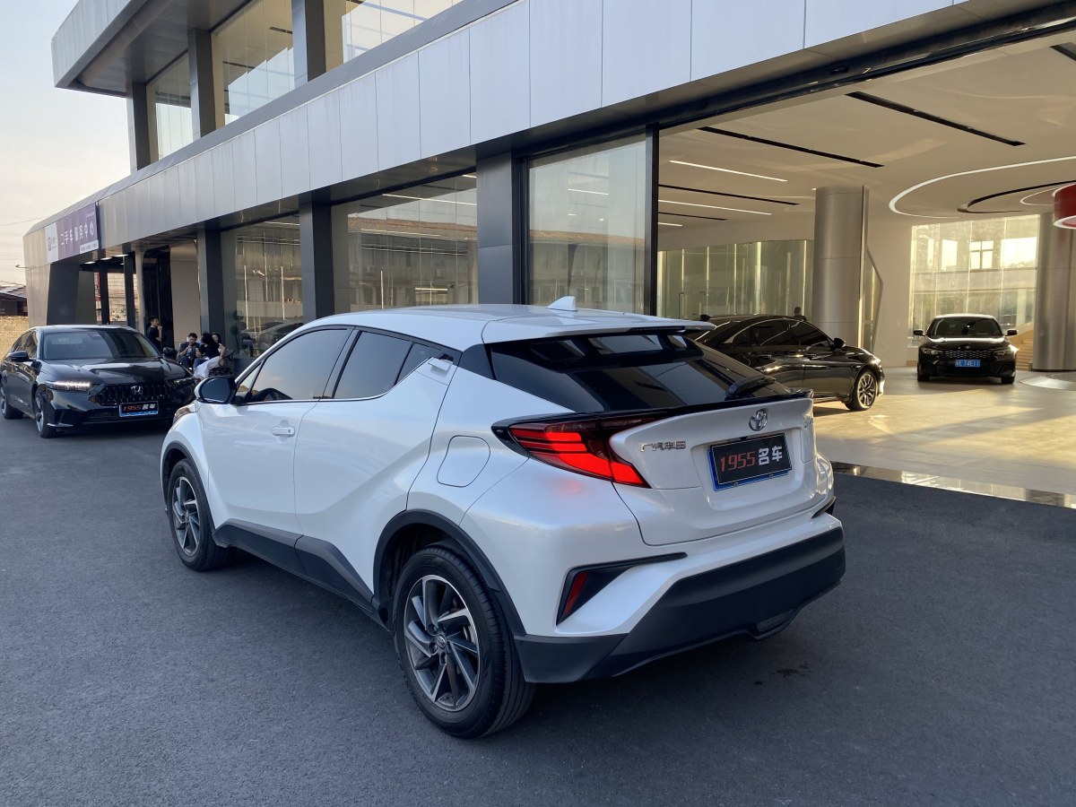 豐田 C-HR  2022款 2.0L 領(lǐng)先版圖片