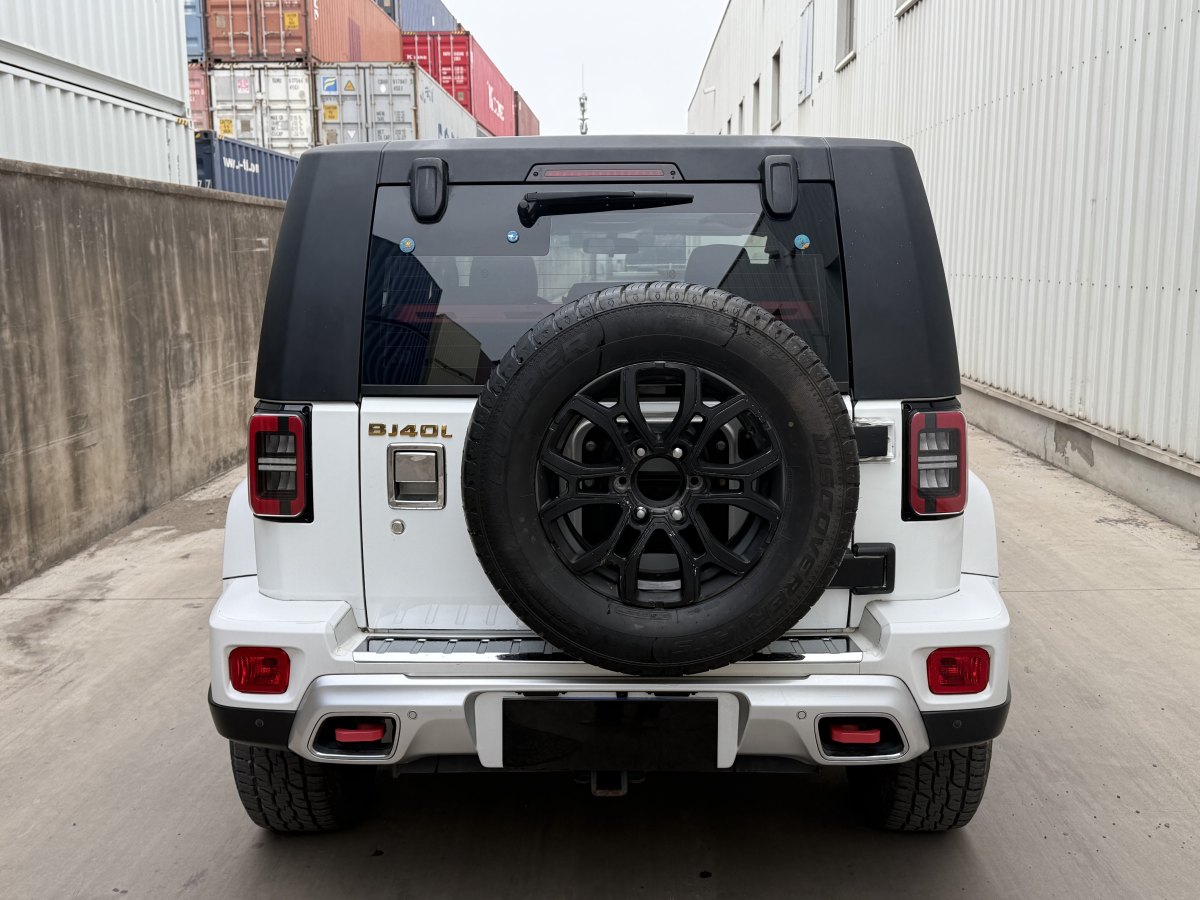 北京 BJ40  2019款  2.0T 自動(dòng)四驅(qū)城市獵人版尊享型圖片