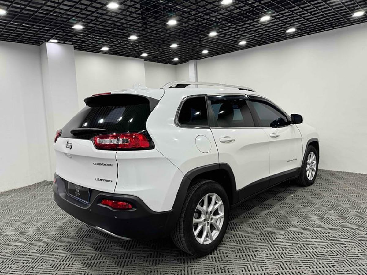 Jeep 自由光  2017款 2.0L 優(yōu)越版圖片