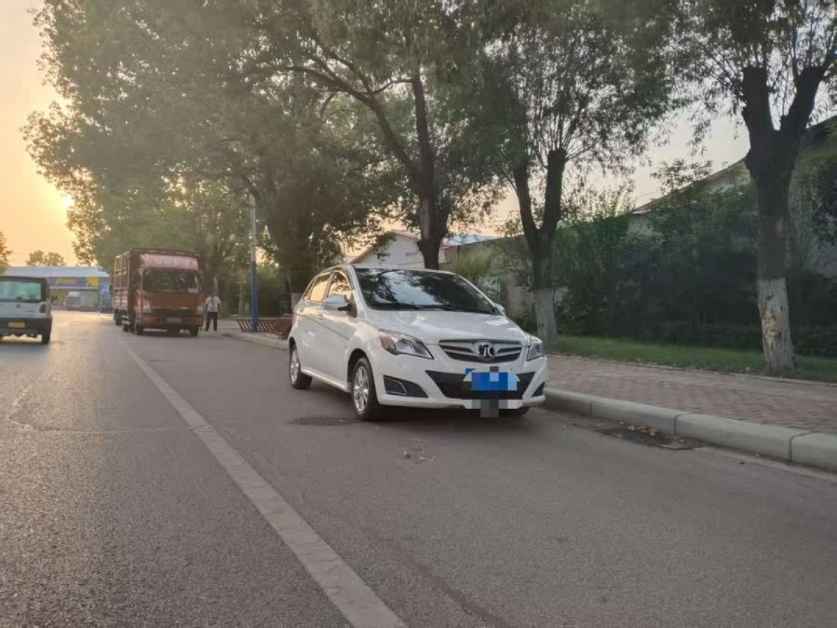 北京 北京汽車E系列  2013款 兩廂 1.5L 自動(dòng)樂天版圖片