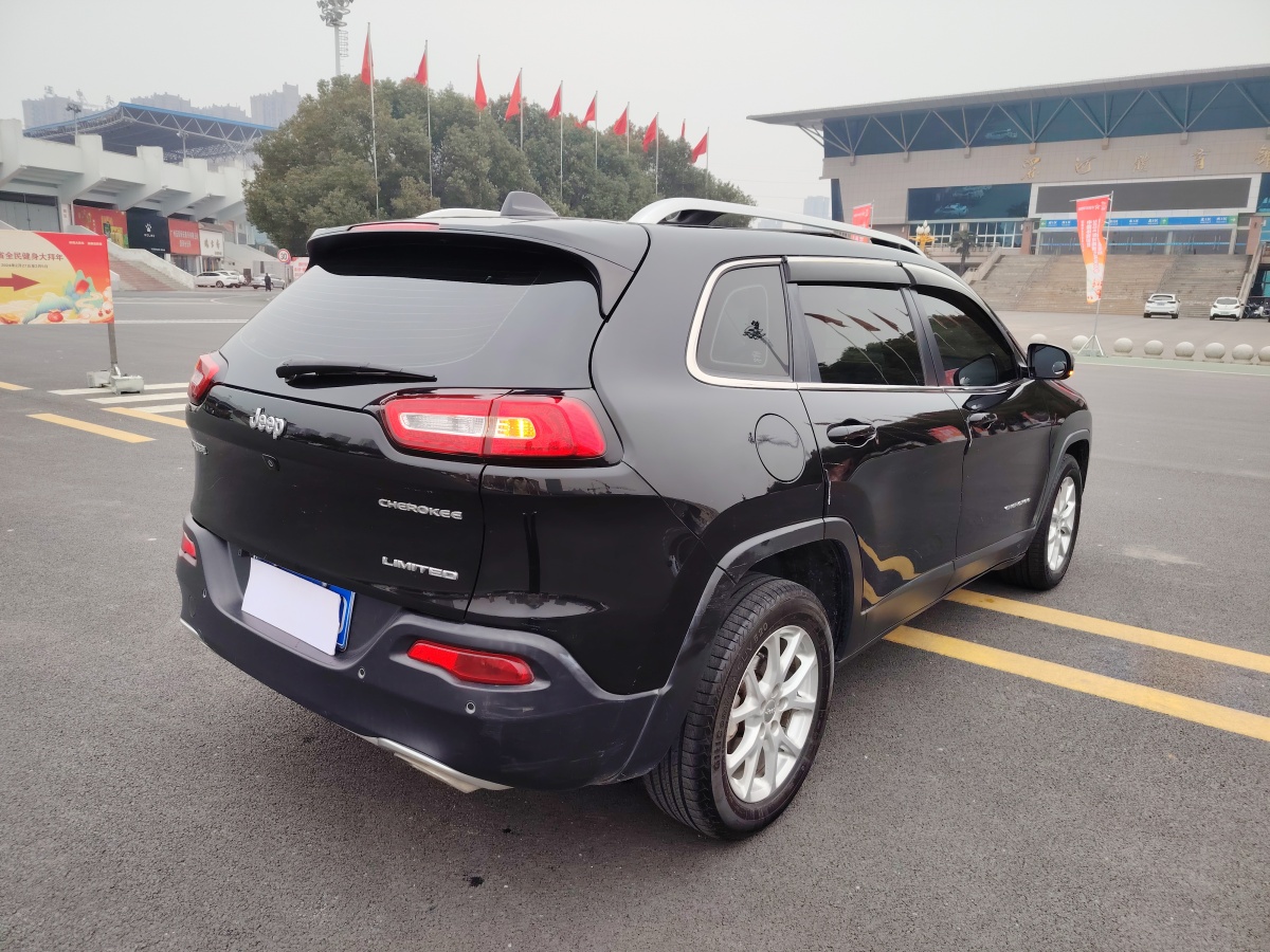 Jeep 自由光  2017款 2.4L 領(lǐng)先智能版圖片