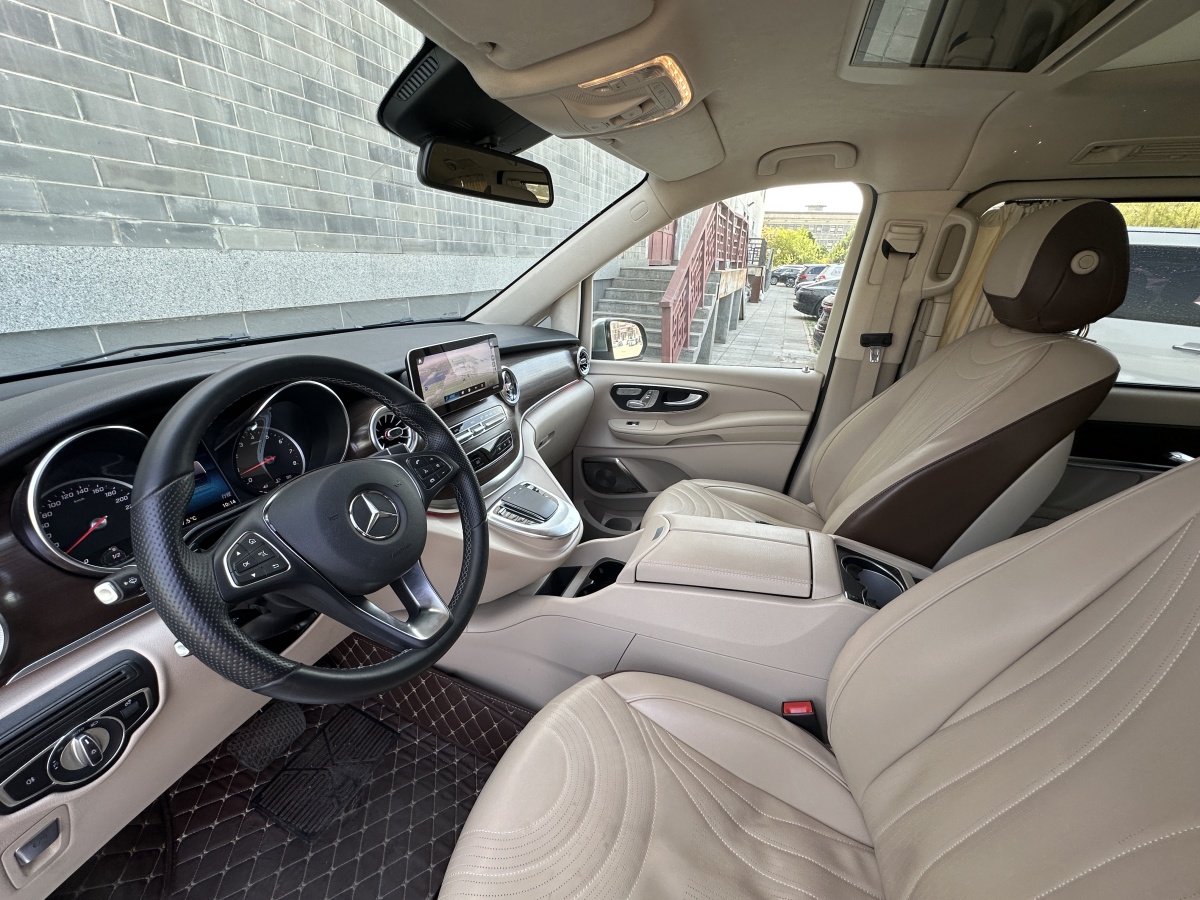 奔馳 V級(jí)  2022款 V 260 領(lǐng)航版圖片