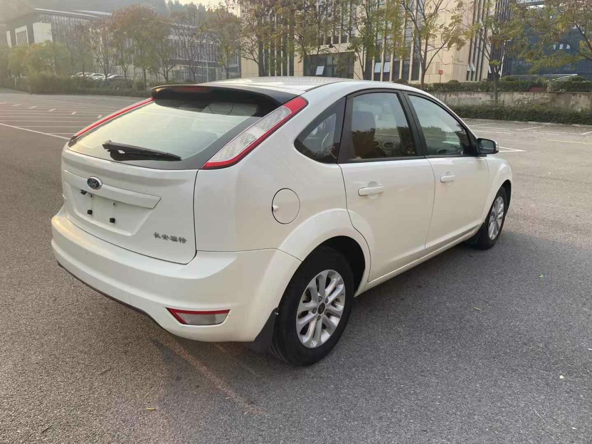 福特 ?？怂? 2014款 兩廂經(jīng)典 1.8L 自動(dòng)酷白典藏版圖片