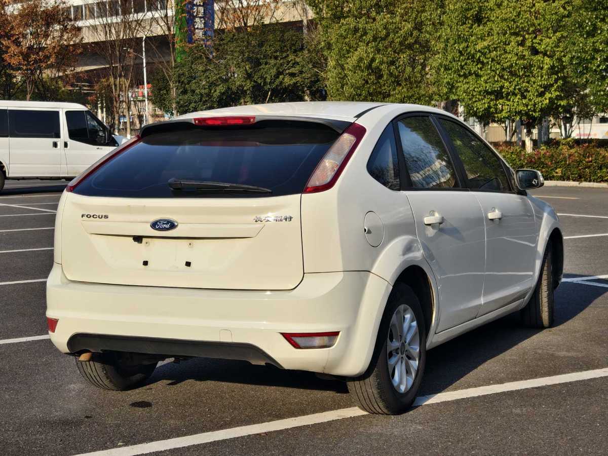 福特 ?？怂? 2013款 兩廂經(jīng)典 1.8L 自動基本型圖片