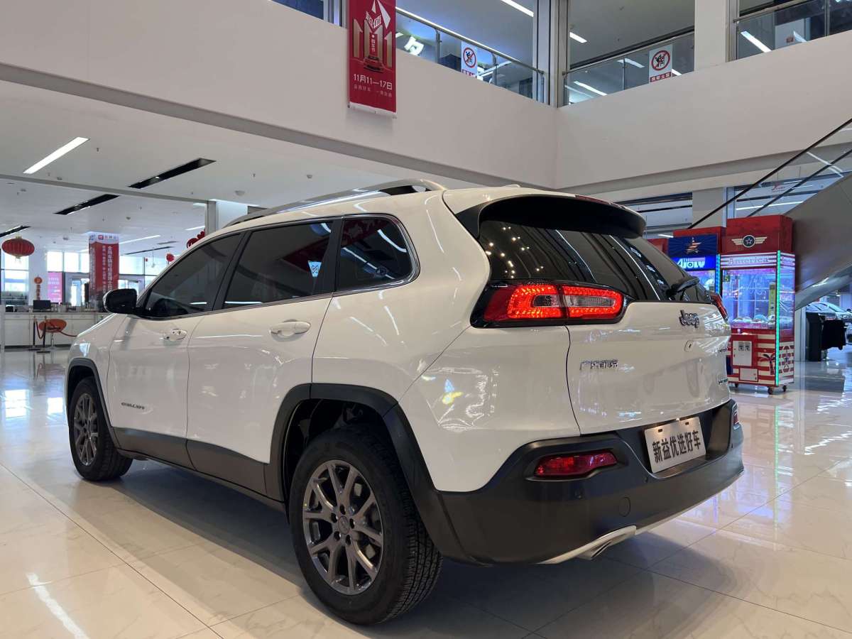 Jeep 自由光  2020款 2.0L 兩驅(qū)經(jīng)典運(yùn)動(dòng)版圖片