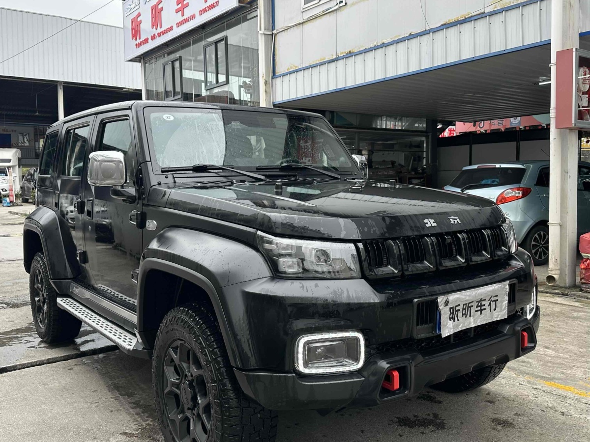 北京 BJ40  2023款 2.0D 自動(dòng)四驅(qū)刀鋒英雄版?zhèn)b客型圖片