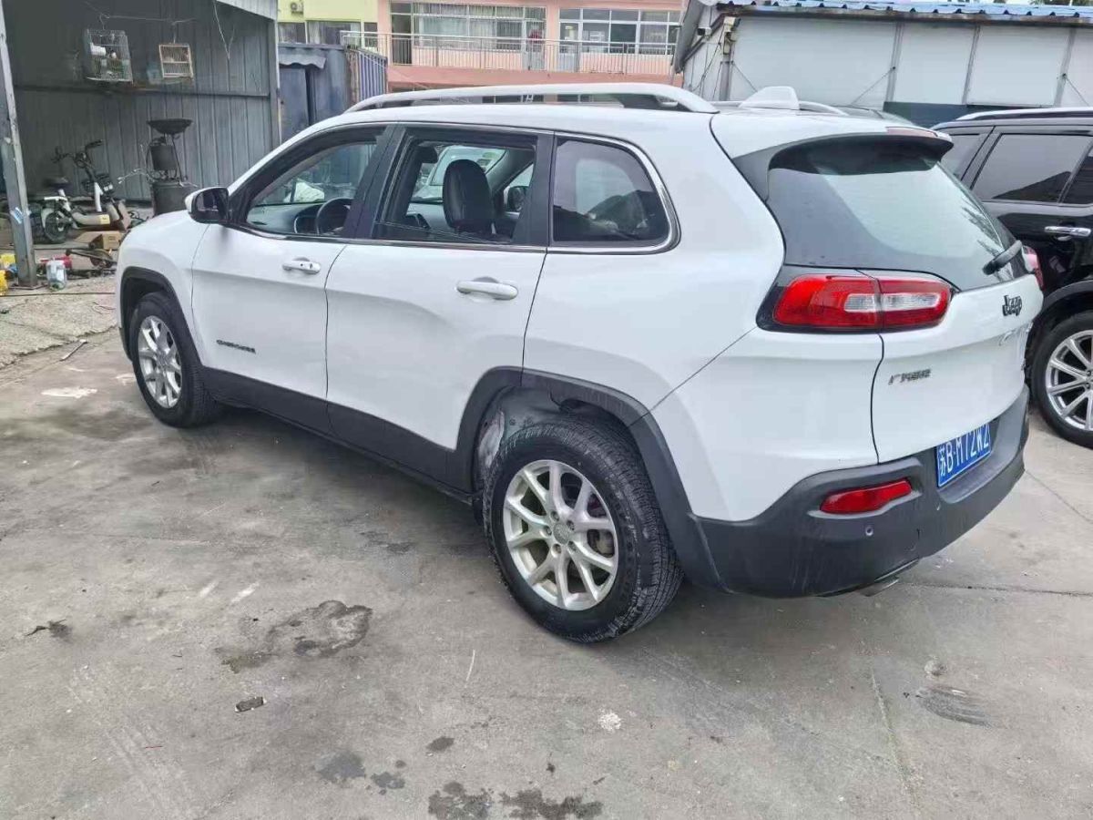 Jeep 自由光  2016款 2.0L 優(yōu)越版圖片