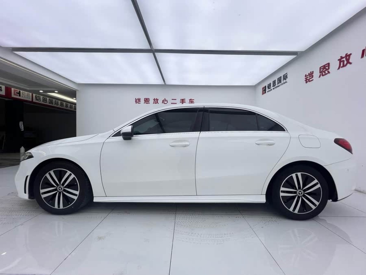 奔馳 奔馳A級(jí)  2019款  改款 A 180 L 運(yùn)動(dòng)轎車圖片