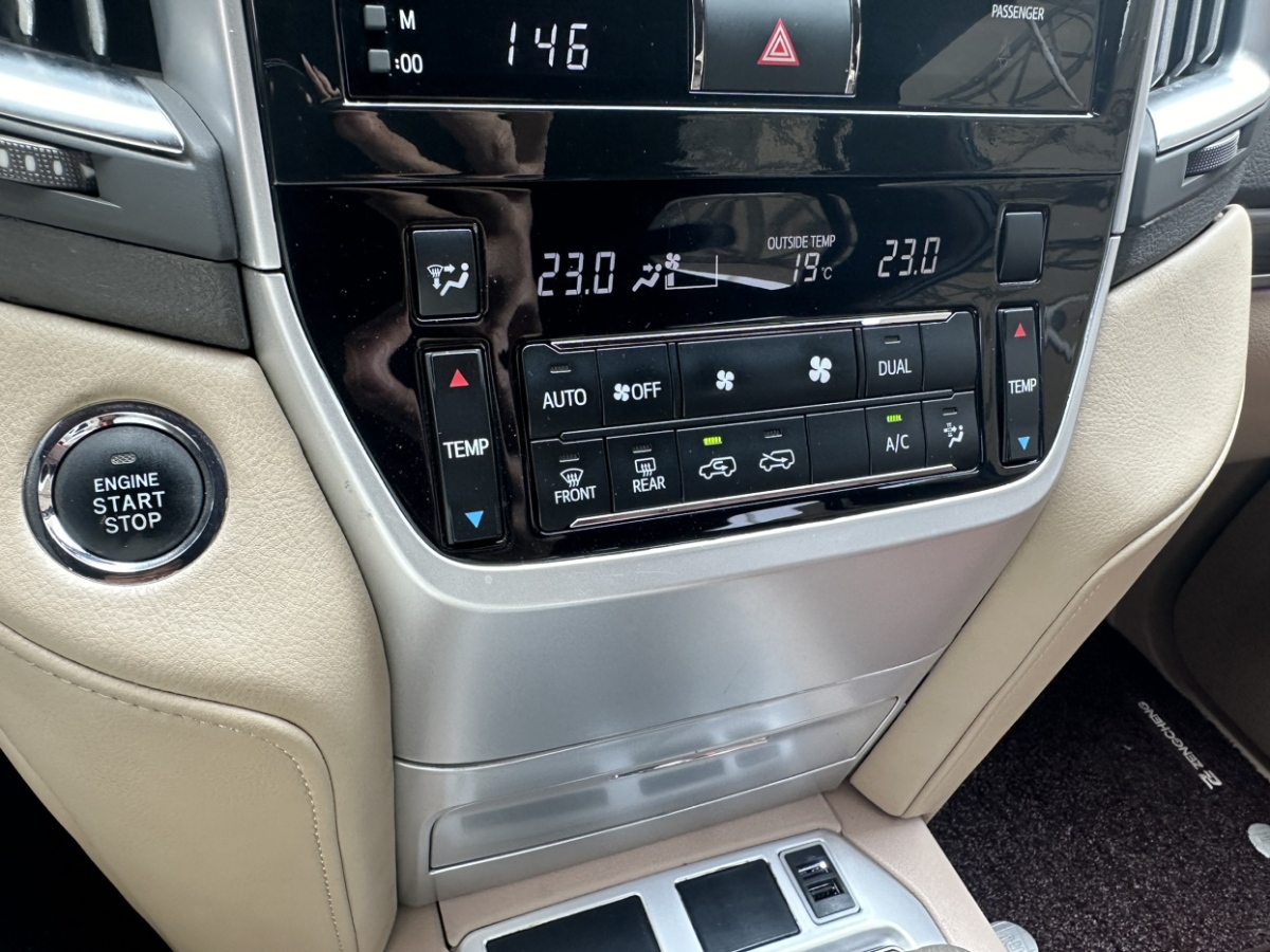 2015年9月丰田 兰德酷路泽  2015款 4.0L V6 中东低配版