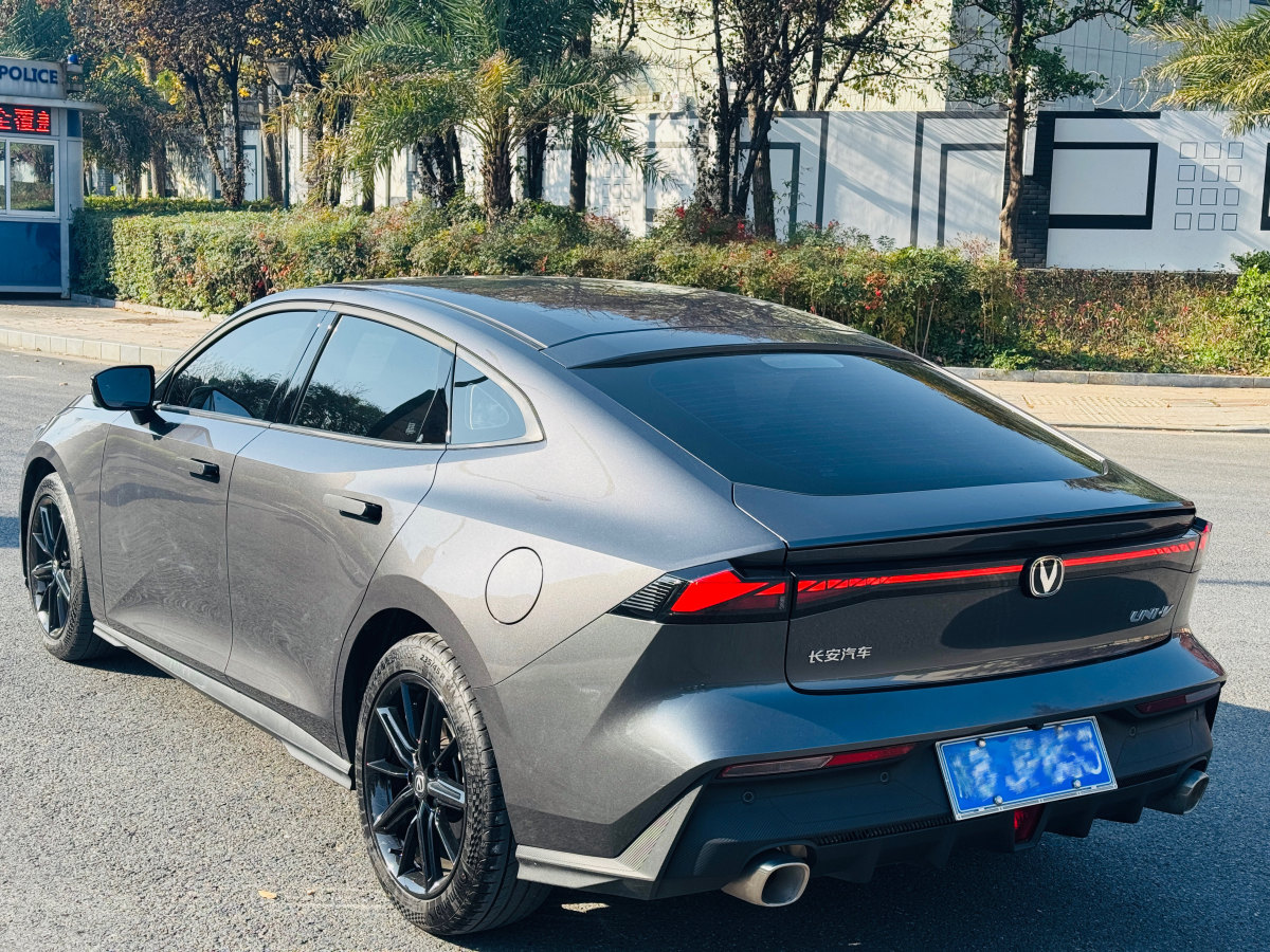 長(zhǎng)安 長(zhǎng)安UNI-V  2023款 1.5T 尊貴型圖片