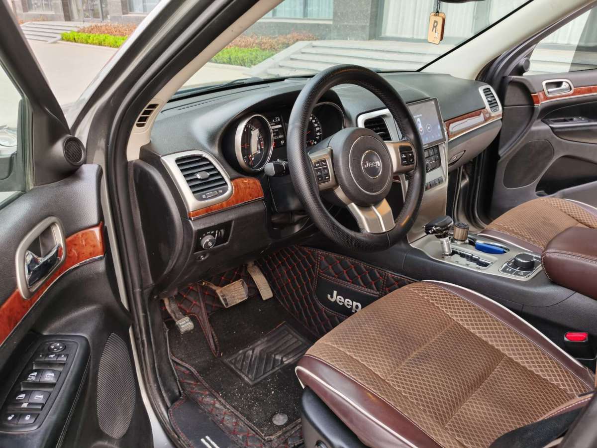 2013年9月Jeep 大切诺基  2013款 3.6L 舒适版