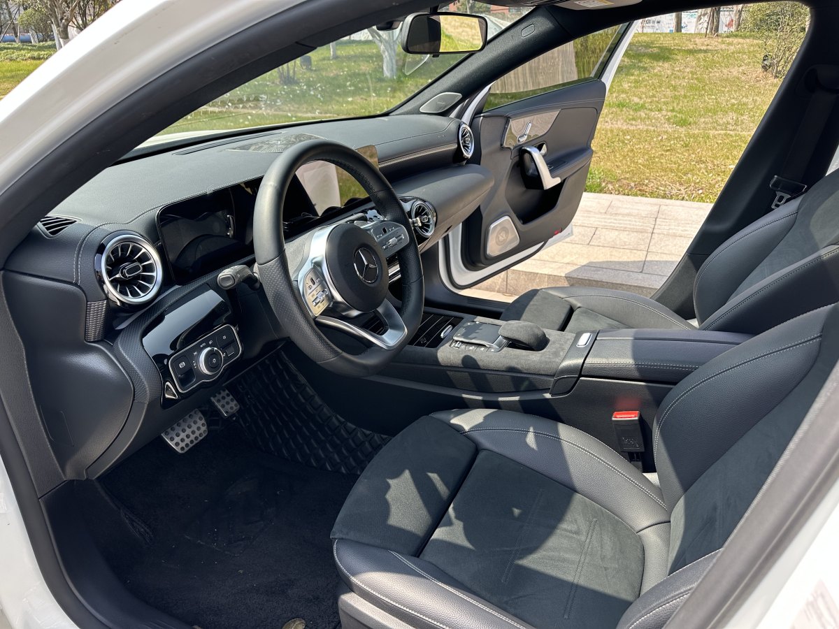 2021年8月奔驰 奔驰A级  2022款 改款三 A 200 L 运动轿车时尚型
