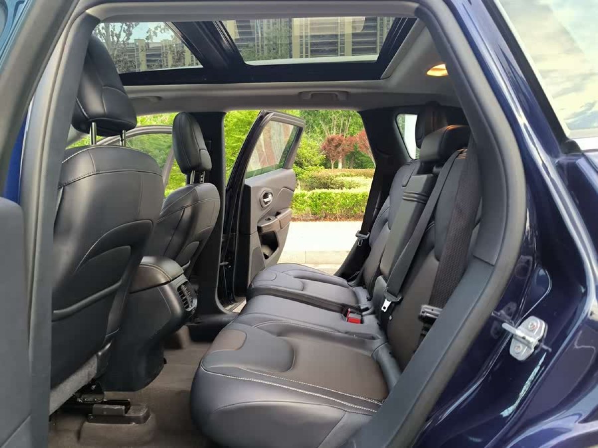 Jeep 自由光  2016款 2.4L 專業(yè)版圖片