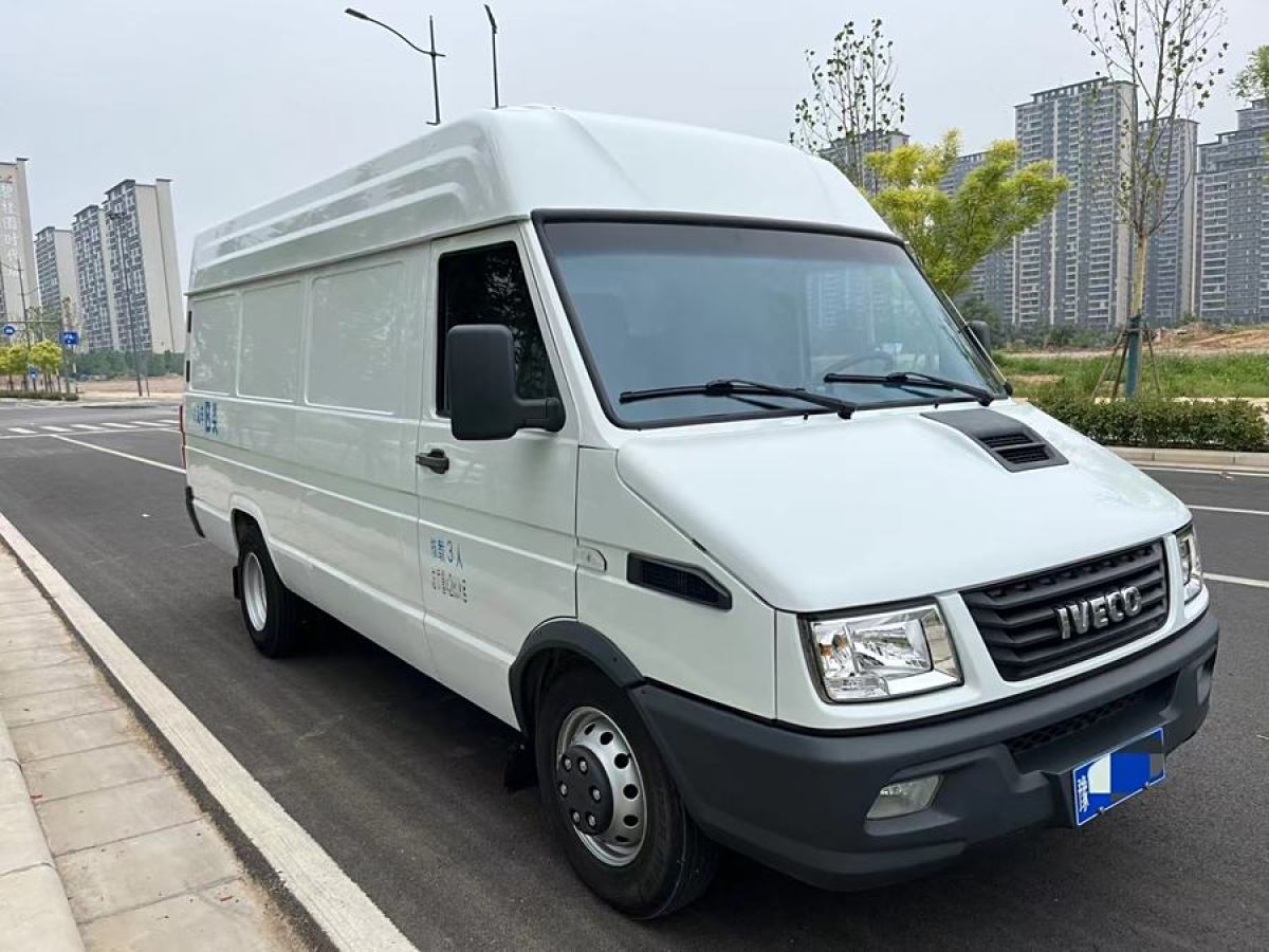 依維柯 得意  2021款 2.8T V40 VAN廂式運(yùn)輸車(chē)3座長(zhǎng)軸中頂雙胎手動(dòng)門(mén)圖片