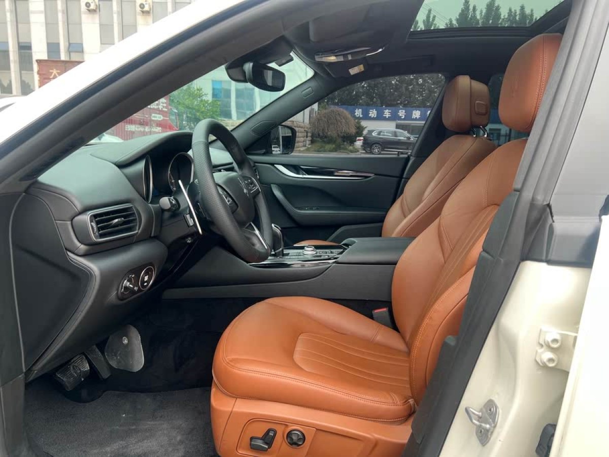 瑪莎拉蒂 Levante  2018款 3.0T 350Hp 標(biāo)準(zhǔn)版圖片