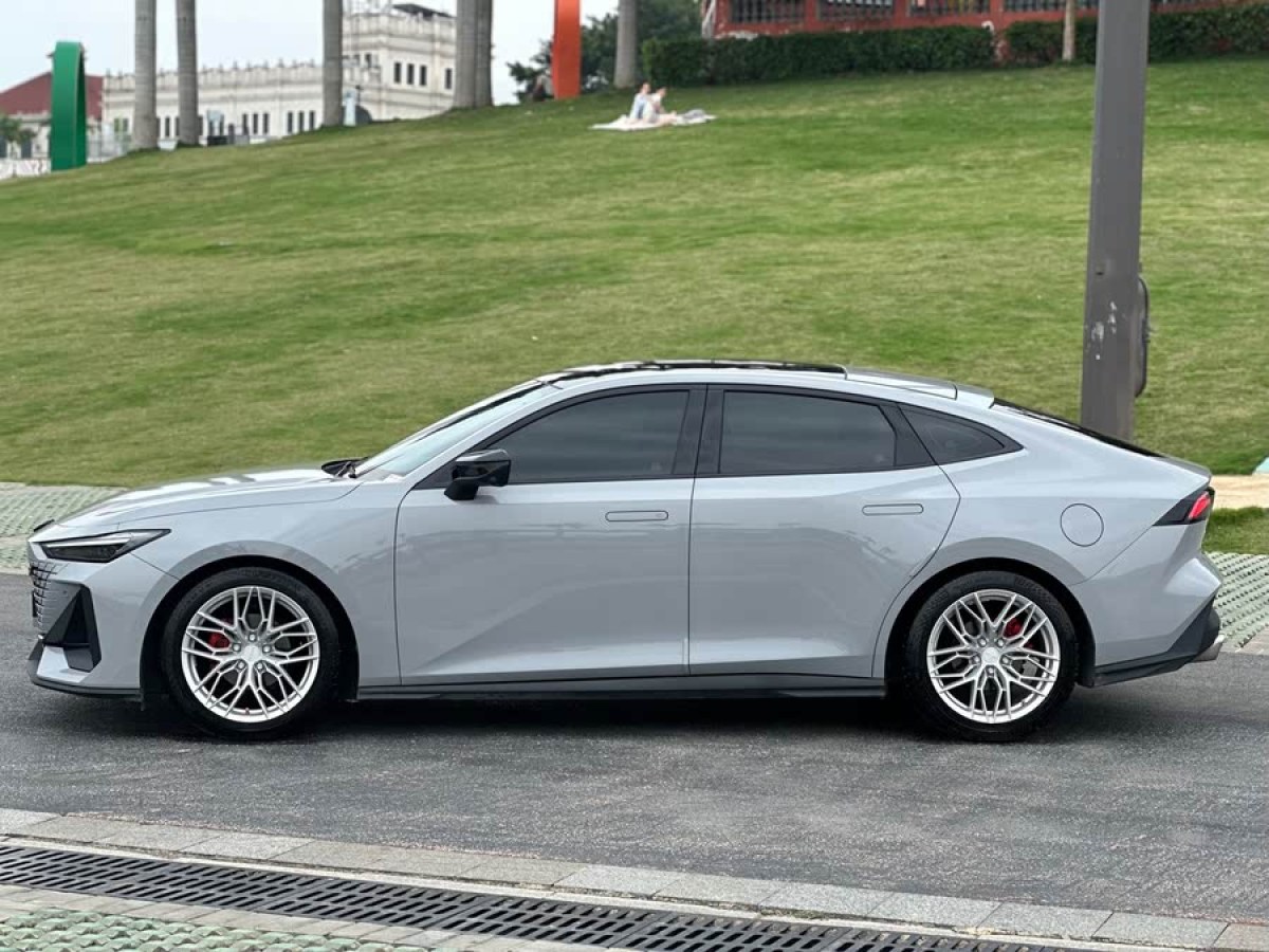 長(zhǎng)安 長(zhǎng)安UNI-V  2023款 1.5T 尊貴型圖片