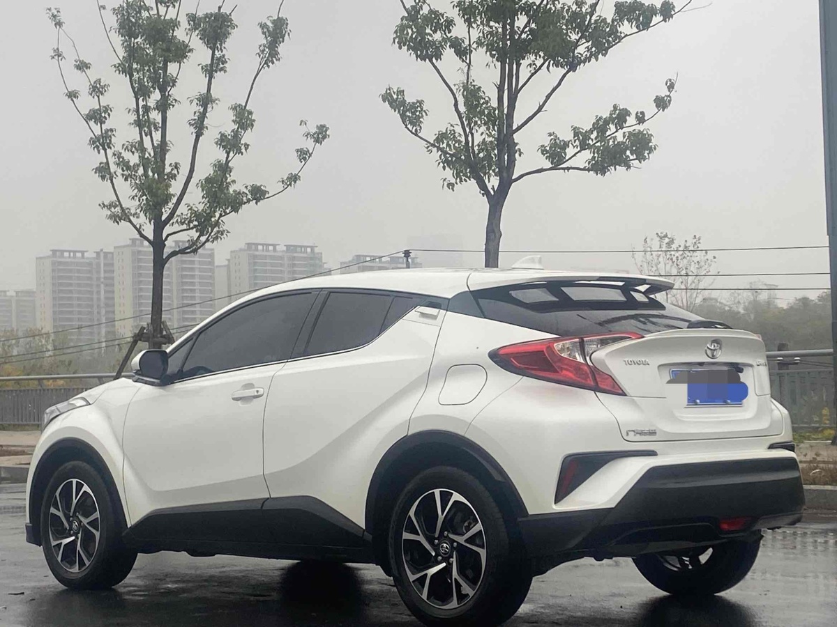 豐田 C-HR  2018款 2.0L 領(lǐng)先天窗版 國V圖片