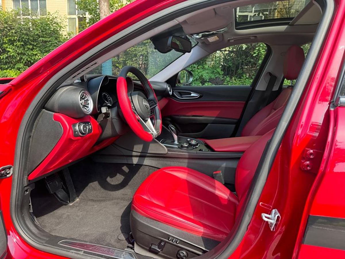 阿尔法·罗密欧 Giulia  2018款 2.0T 200HP 豪华版 碳纤维限量版图片