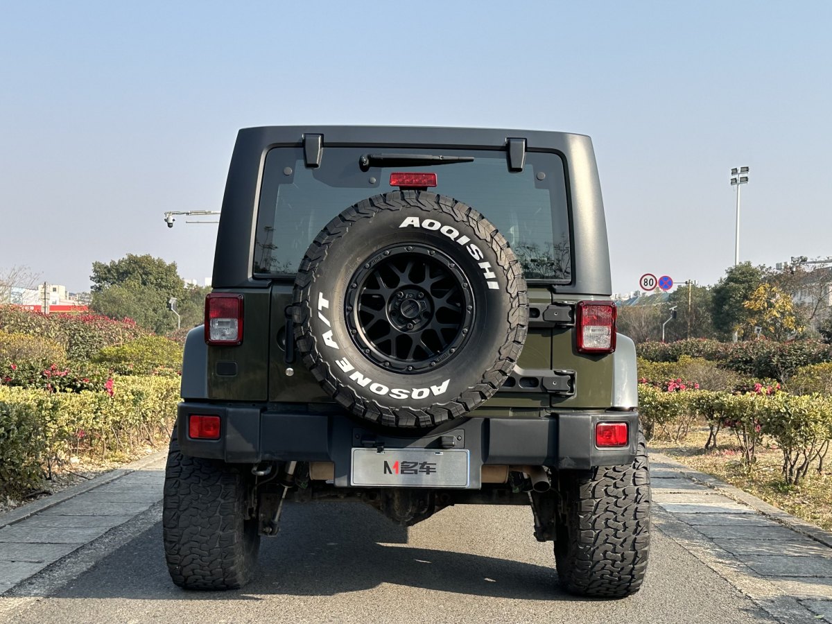 Jeep 牧馬人  2015款 3.0L Sahara 四門(mén)舒享版圖片