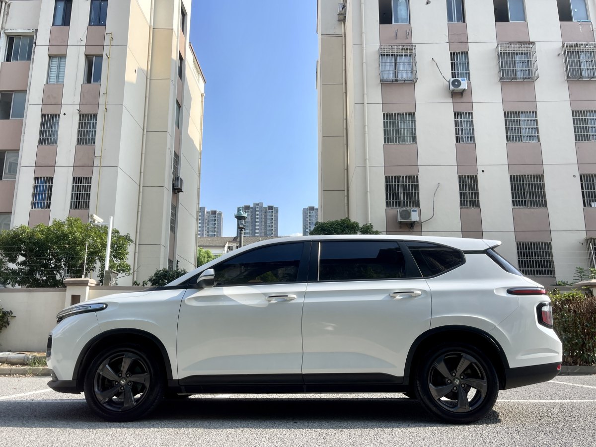 寶駿 RM-5  2019款 1.5L CVT 24小時(shí)在線精英型 7座圖片