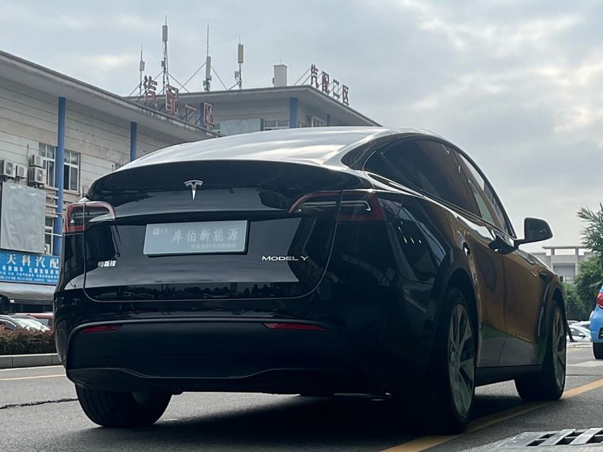 特斯拉 Model Y  2021款 改款 標(biāo)準(zhǔn)續(xù)航后驅(qū)升級版圖片