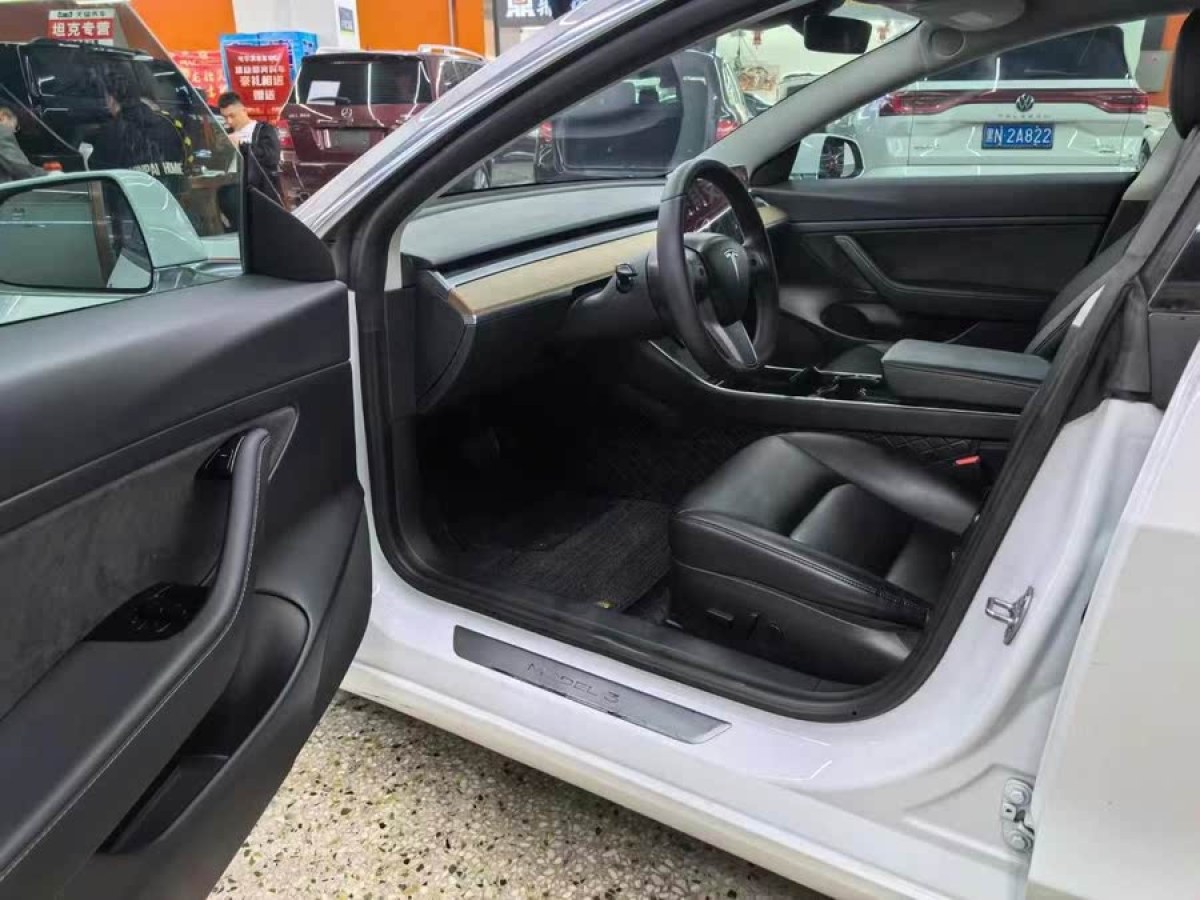 特斯拉 Model 3  2019款 標(biāo)準(zhǔn)續(xù)航后驅(qū)升級版圖片