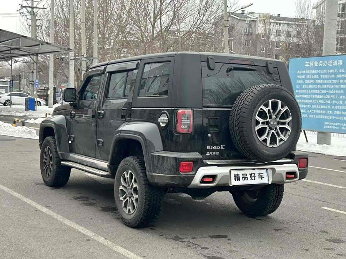 北京 BJ40  2023款 2.0T 自動(dòng)四驅(qū)城市獵人版?zhèn)b客型圖片