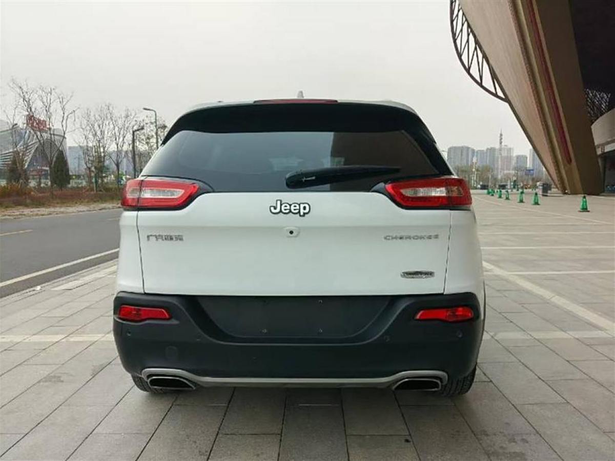 Jeep 自由光  2017款 2.4L 領(lǐng)先智能版圖片