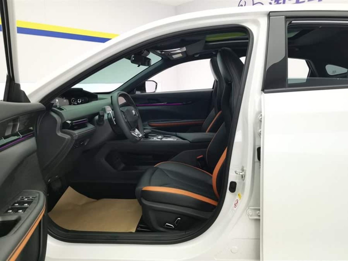 長安 長安UNI-V  2023款 1.5T 尊貴型圖片