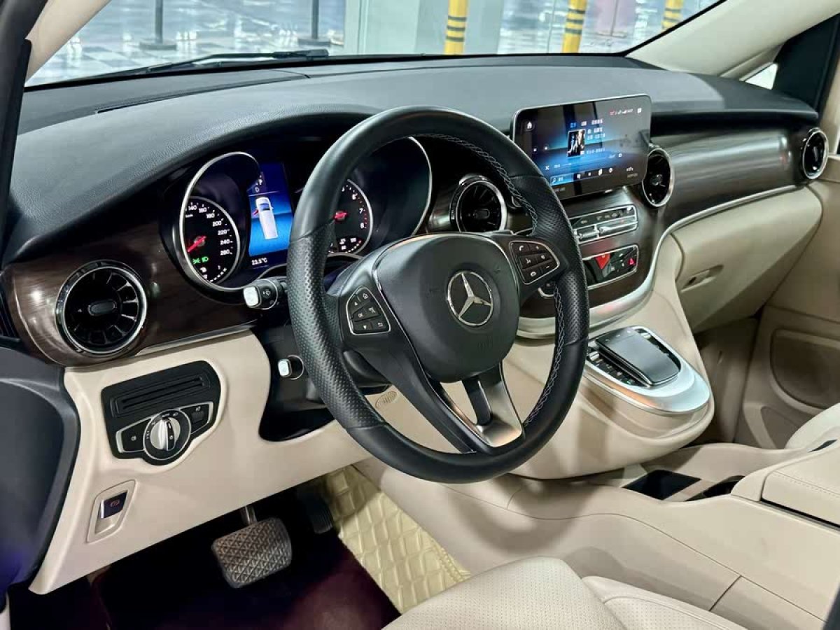 奔馳 V級(jí)  2022款 V 260 領(lǐng)航版圖片