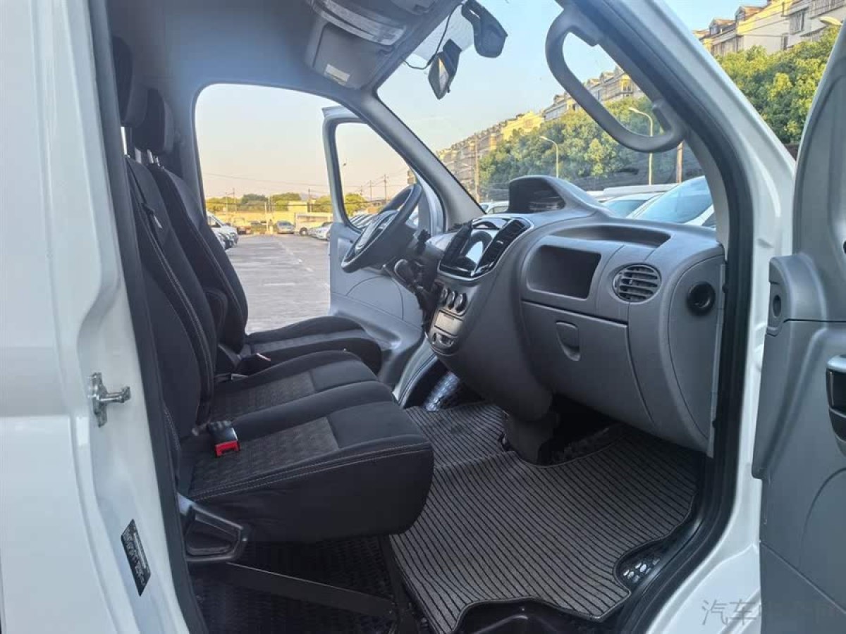 上汽大通 V80  2021款 2.0T PLUS 手動傲運(yùn)通短軸中頂5/6座圖片