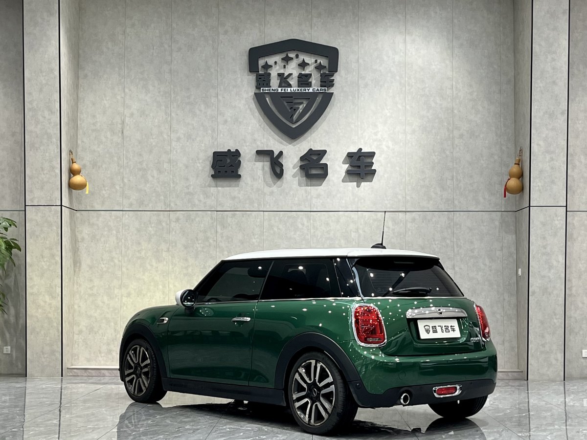 MINI COUNTRYMAN  2018款 1.5T COOPER 藝術(shù)家圖片