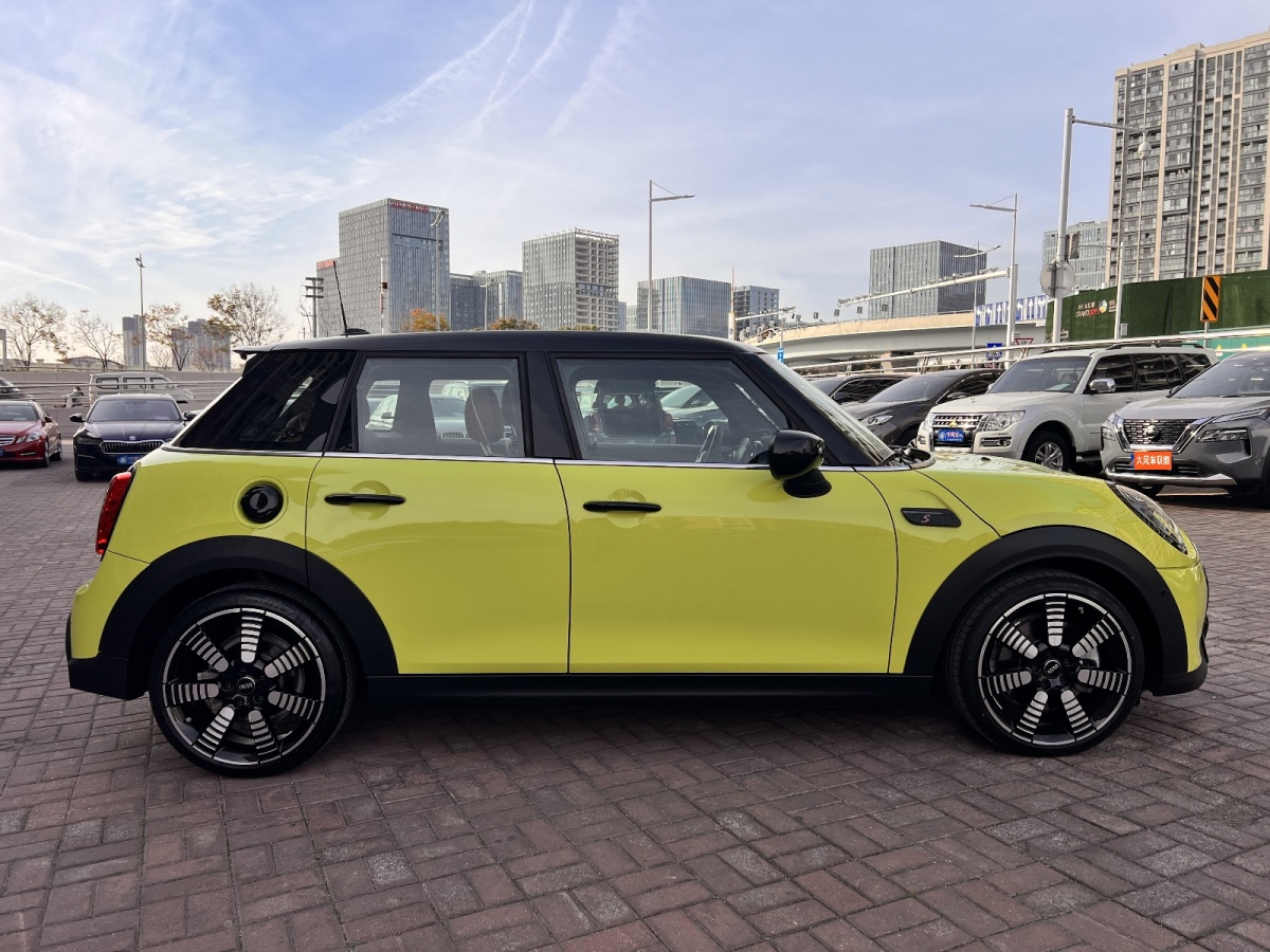 MINI MINI  2023款 改款 2.0T COOPER S 藝術(shù)家 五門版圖片