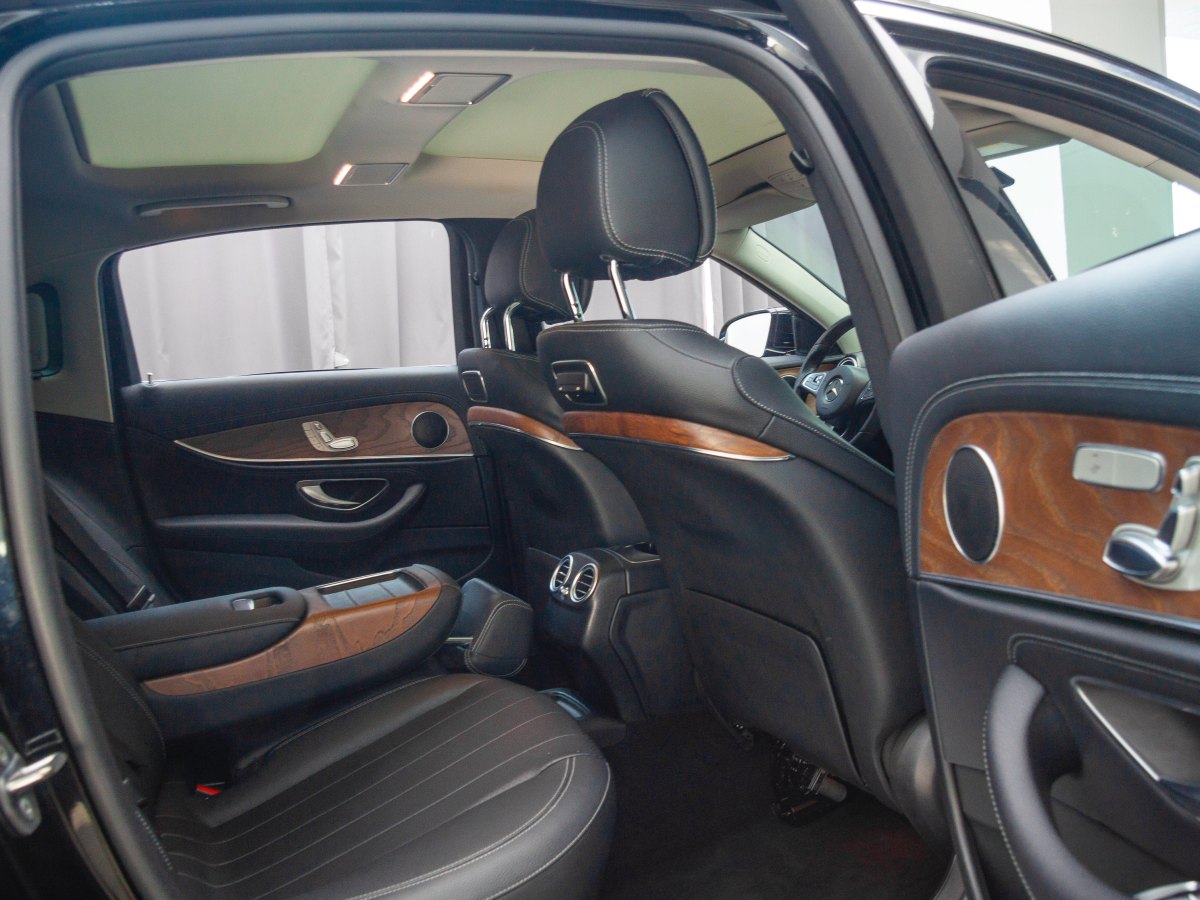 2018年8月奔驰 奔驰E级  2018款 改款 E 300 L 豪华型